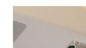 Fotografía sin fecha específica de toma, publicada por los demócratas del Comité de Supervisión de la Cámara Baja (Oversight Dems), donde aparece Jeffrey Epstein (d) con el filósofo y activista Noam Chomsky.