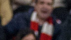 El delantero francés del Real Madrid Kylian Mbappé (izda) celebra el 0-3 conseguido durante el partido de la jornada 19 de LaLiga EA Sports entre el Athletic Club y el Real Madrid, disputado este miércoles en el estadio de San Mamés en Bilbao.