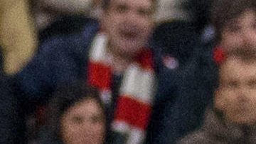 El delantero francés del Real Madrid Kylian Mbappé (izda) celebra el 0-3 conseguido durante el partido de la jornada 19 de LaLiga EA Sports entre el Athletic Club y el Real Madrid, disputado este miércoles en el estadio de San Mamés en Bilbao.