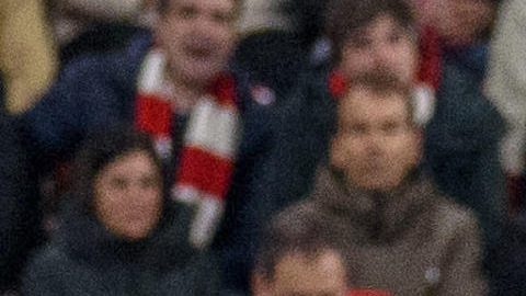 El delantero francés del Real Madrid Kylian Mbappé (izda) celebra el 0-3 conseguido durante el partido de la jornada 19 de LaLiga EA Sports entre el Athletic Club y el Real Madrid, disputado este miércoles en el estadio de San Mamés en Bilbao.