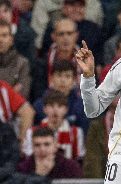 El delantero francés del Real Madrid Kylian Mbappé (izda) celebra el 0-3 conseguido durante el partido de la jornada 19 de LaLiga EA Sports entre el Athletic Club y el Real Madrid, disputado este miércoles en el estadio de San Mamés en Bilbao.