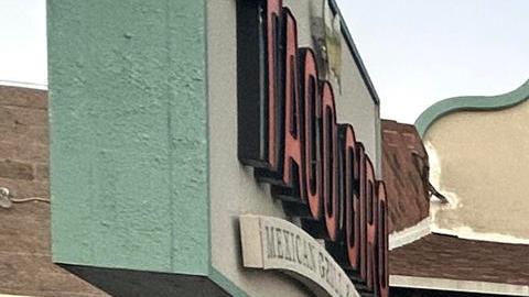 Fotografía del 14 de diciembre de 2025 que muestra un cartel que avisa de las redadas de la Oficina de Inmigración y Aduanas (ICE) frente a uno de los restaurantes Taco Giro en Tucson (Estados Unidos).