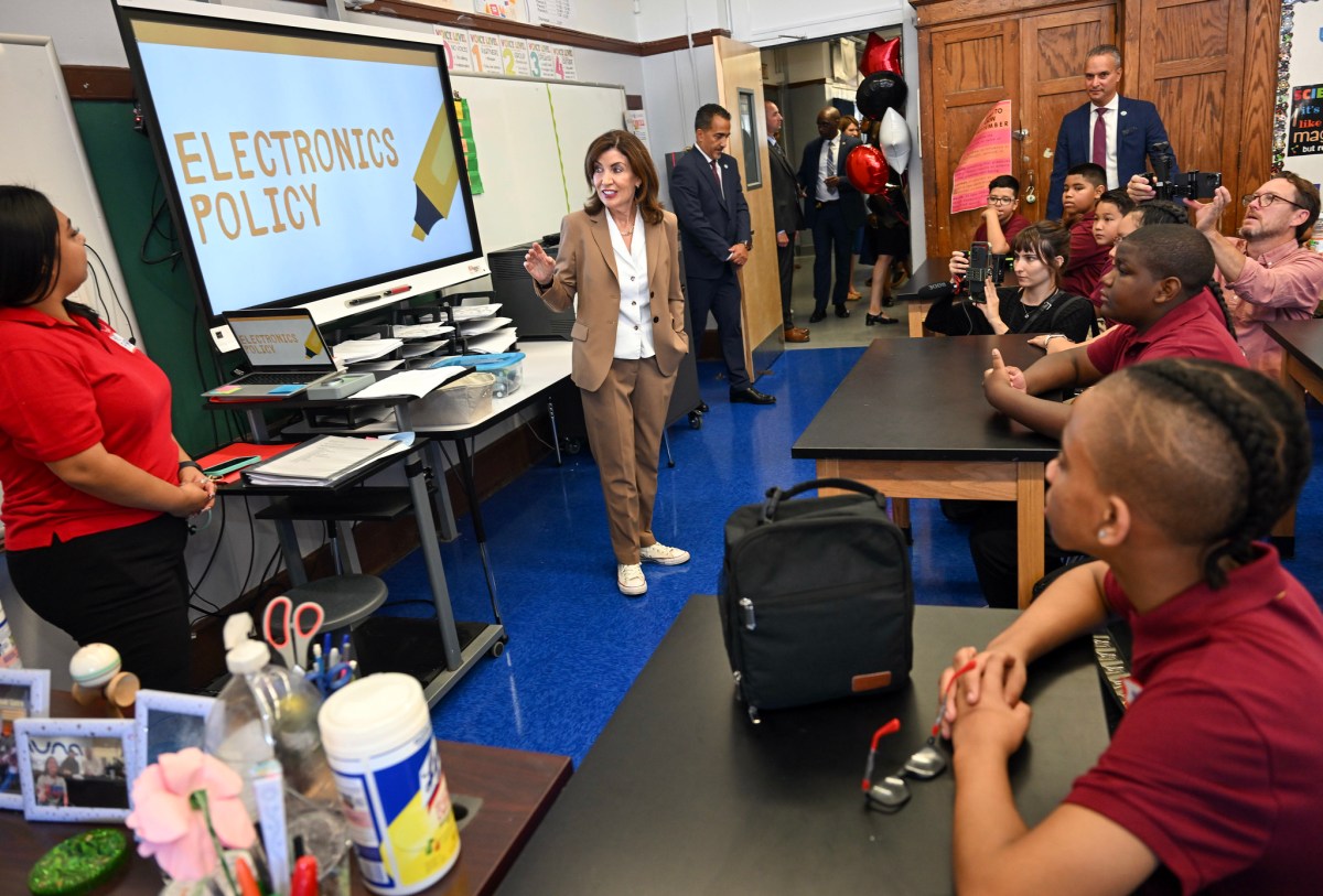 92% de educadores de Nueva York consultados califican como muy positiva la prohibición de celulares en las aulas