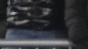 El delantero francés del Real Madrid Kylian Mbappé (2d) celebra con sus compañeros su gol, primero del equipo blanco, durante el partido de la jornada 16 de LaLiga que Deportivo Alavés y Real Madrid disputan este domingo en el estadio de Mendizorrotza