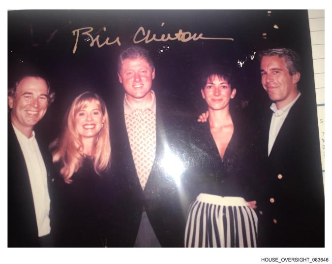 En la fotografía aparece Jeffrey Epstein, Ghislaine Maxwell y el expresidente Bill Clinton.