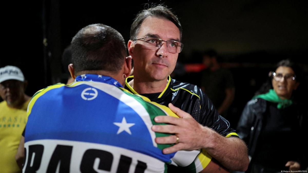 Hijo mayor de Jair Bolsonaro será candidato a la presidencia de Brasil