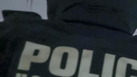 Agentes federales detienen a una persona   en el edificio federal Jacob K. Javits en Nueva York.