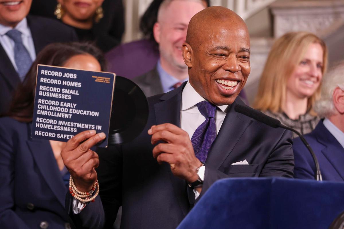 Adams dio discurso de despedida como alcalde “exitoso” de Nueva York antes de partir a México