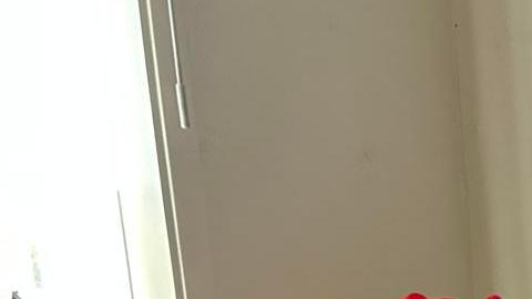 La inmigrante mexicana María Ramos arregla el árbol de Navidad el 17 de diciembre de 2025 en su casa en Tucson, Arizona (EE.UU.).