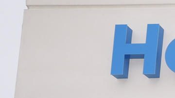 Los jugadores de las diversas secciones del Real Madrid Fede Valverde, Teresa Abelleira y Edy Tavares posan durante su visita de este viernes al Hospital Blua Sanitas Valdebebas, donde han entregado regalos a los niños.