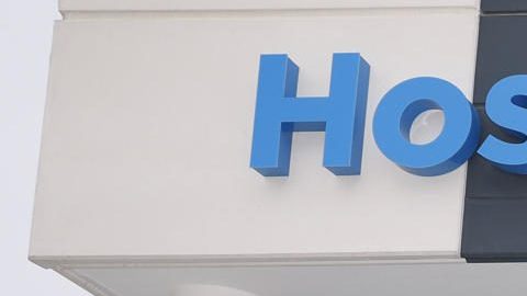 Los jugadores de las diversas secciones del Real Madrid Fede Valverde, Teresa Abelleira y Edy Tavares posan durante su visita de este viernes al Hospital Blua Sanitas Valdebebas, donde han entregado regalos a los niños.