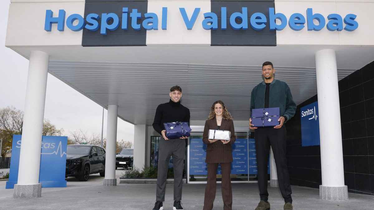 Jugadores del Real Madrid y FC Barcelona llevan regalos de Navidad a niños hospitalizados