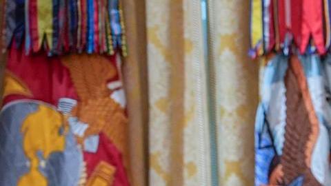 El presidente de Estados Unidos, Donald J. Trump (C), responde a las preguntas de los periodistas durante una reunión con su Gabinete en la Sala del Gabinete de la Casa Blanca, en Washington, D.C., EE.UU., el 2 de diciembre de 2025.