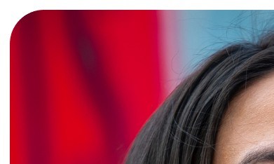 AOC adelanta a Vance en encuesta por presidencia de EE.UU.