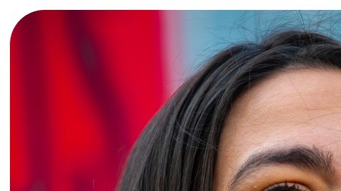 AOC adelanta a Vance en encuesta por presidencia de EE.UU.