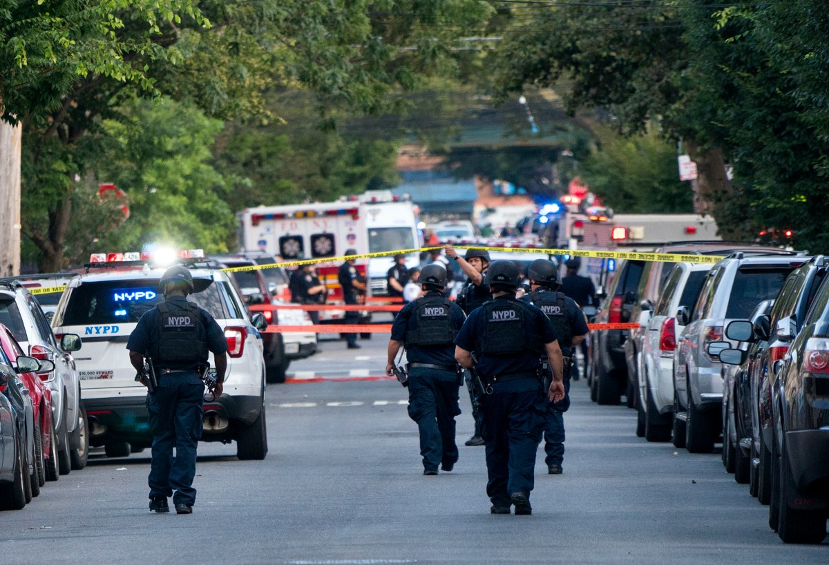 Adolescente acusado de atacar a pareja en su jardín tras reunión de carreras de autos en Queens