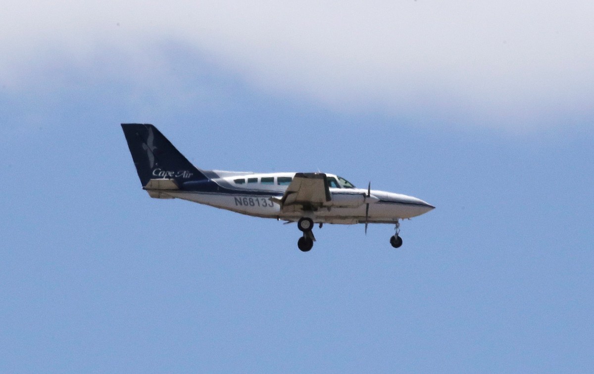 Avioneta con 10 pasajeros se estrella antes de aterrizar en aeropuerto del centro de México