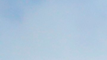 Personas cruzan la calle junto al museo de arte MOMA PS1, ubicado en Long Island City, en el distrito de Queens, Nueva York, el viernes 16 de noviembre de 2018.