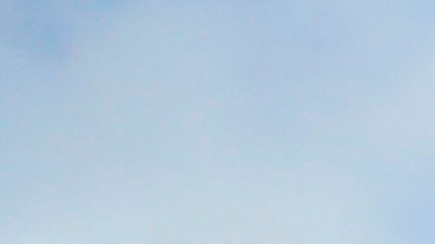 Personas cruzan la calle junto al museo de arte MOMA PS1, ubicado en Long Island City, en el distrito de Queens, Nueva York, el viernes 16 de noviembre de 2018.