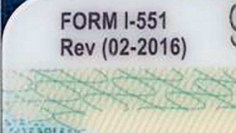 Esta imagen sin fecha del Servicio de Ciudadanía e Inmigración de Estados Unidos muestra el reverso de una muestra de una "Green Card", formalmente conocida como Tarjeta de Residente Permanente.