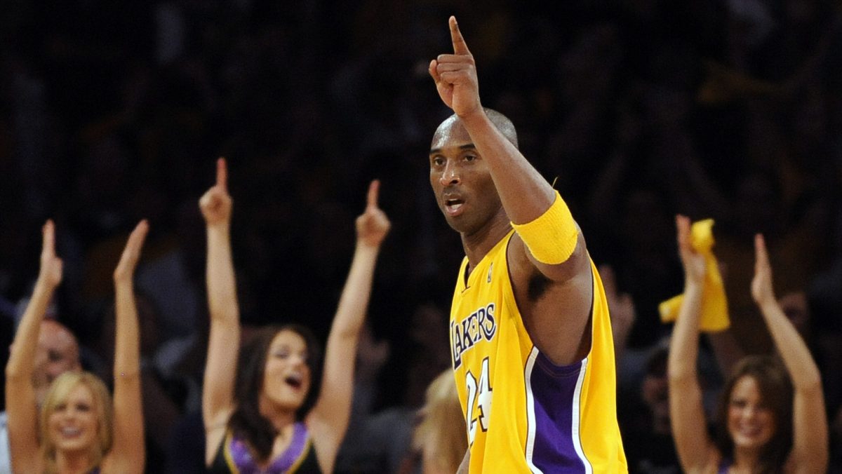 Subastan zapatillas de Kobe Bryant por $10 millones de dólares