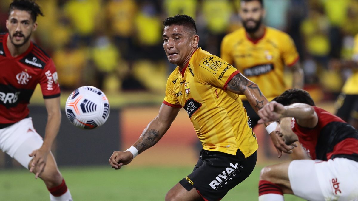 Asesinan a tiros a una mujer tras asistir al funeral del futbolista Mario Pineida en Guayaquil