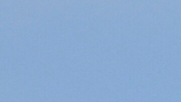 La secretaria de Seguridad Nacional, Kristi Noem, instó a inmigrantes indocumentados a autodeportarse antes de fin de año para recibir $3,000 y evitar arresto.