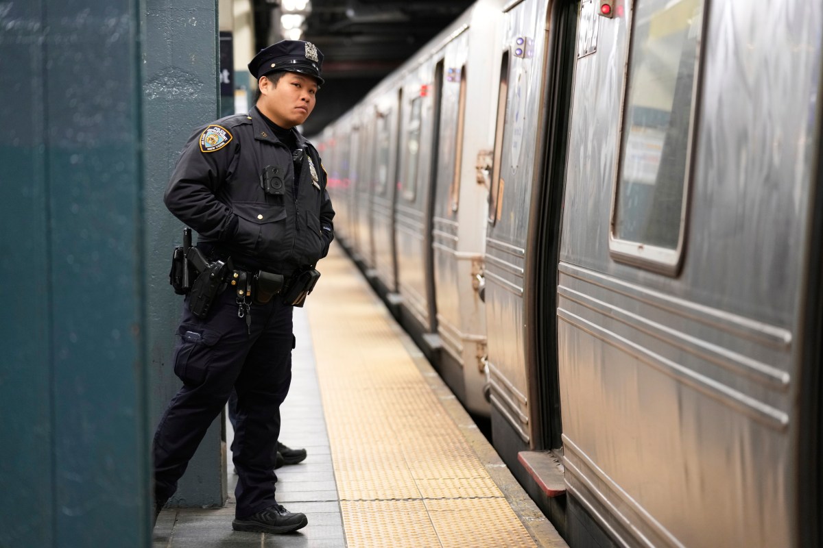 Hombre fue empujado a las vías del tren durante una discusión en Manhattan, según NYPD