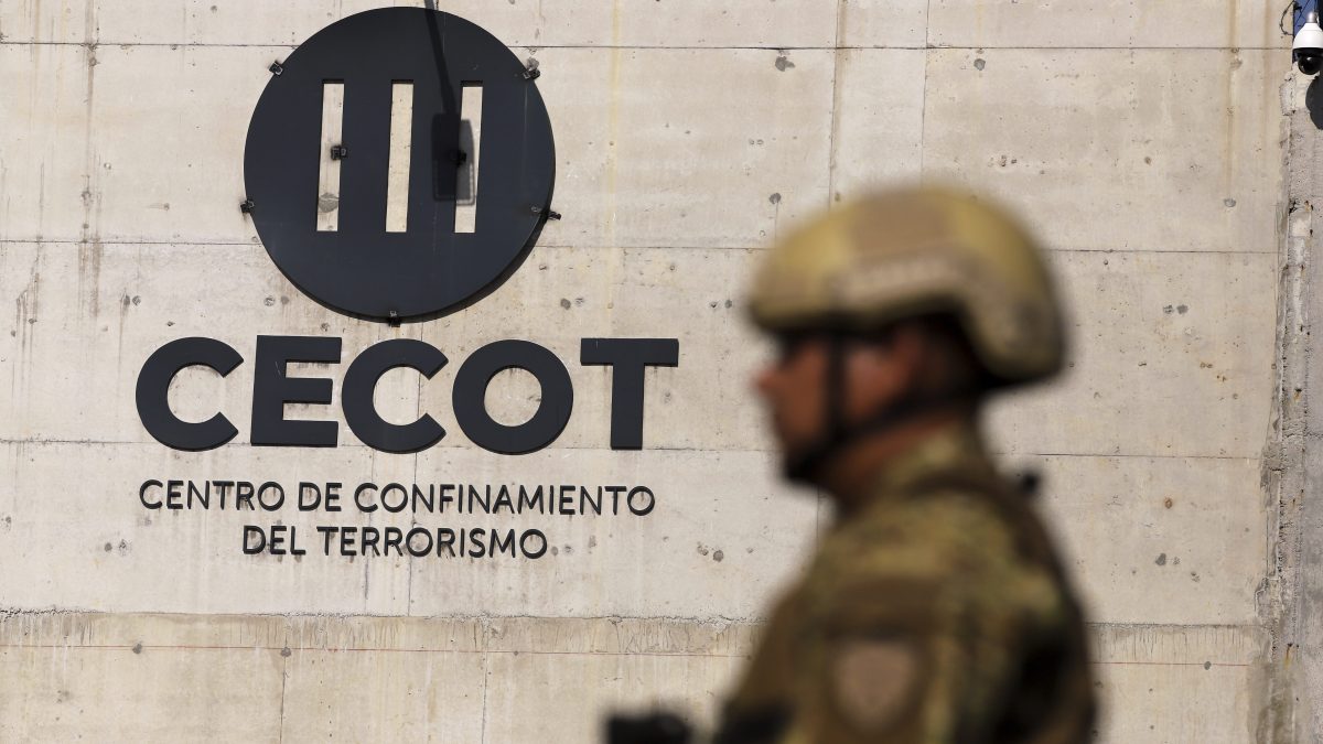 Juez ordena a Trump otorgar audiencia a 200 venezolanos deportados a El Salvador