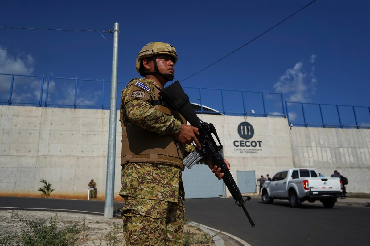 Bukele responde a Hillary Clinton sobre acusaciones de brutalidad en megacárcel salvadoreña