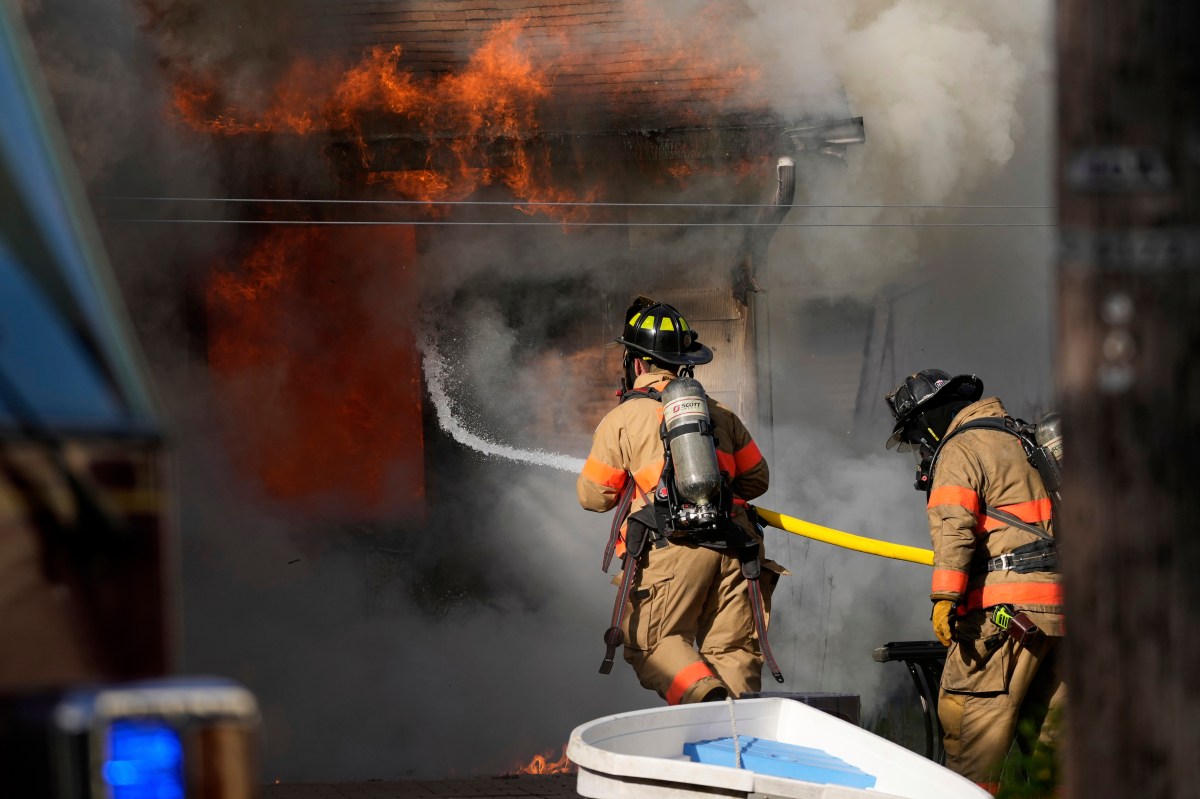 Sujeto de NJ mata a hispano con arco y flecha, se atrinchera en casa en llamas mientras se enfrenta con la policía