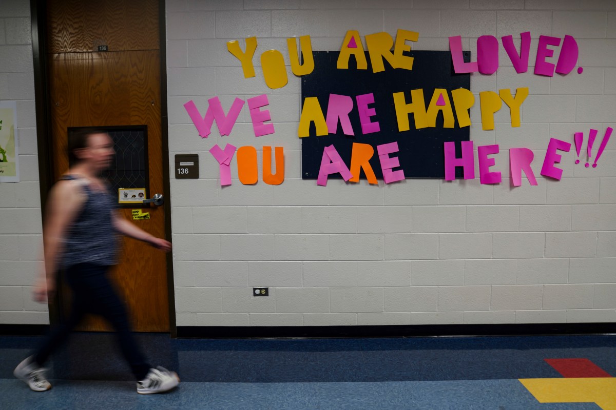 Miedo a redadas afecta asistencia y seguridad de alumnos inmigrantes en escuelas de EE.UU.