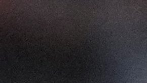 El árbitro Felix Zwayer muestra una tarjeta amarilla a Yves Bissouma del Tottenham durante el partido final de la Europa League entre el Tottenham Hotspur y el Manchester United en el estadio San Mamés en Bilbao, España, el miércoles 21 de mayo de 2025.