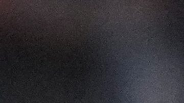 El árbitro Felix Zwayer muestra una tarjeta amarilla a Yves Bissouma del Tottenham durante el partido final de la Europa League entre el Tottenham Hotspur y el Manchester United en el estadio San Mamés en Bilbao, España, el miércoles 21 de mayo de 2025.