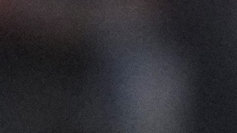 El árbitro Felix Zwayer muestra una tarjeta amarilla a Yves Bissouma del Tottenham durante el partido final de la Europa League entre el Tottenham Hotspur y el Manchester United en el estadio San Mamés en Bilbao, España, el miércoles 21 de mayo de 2025.