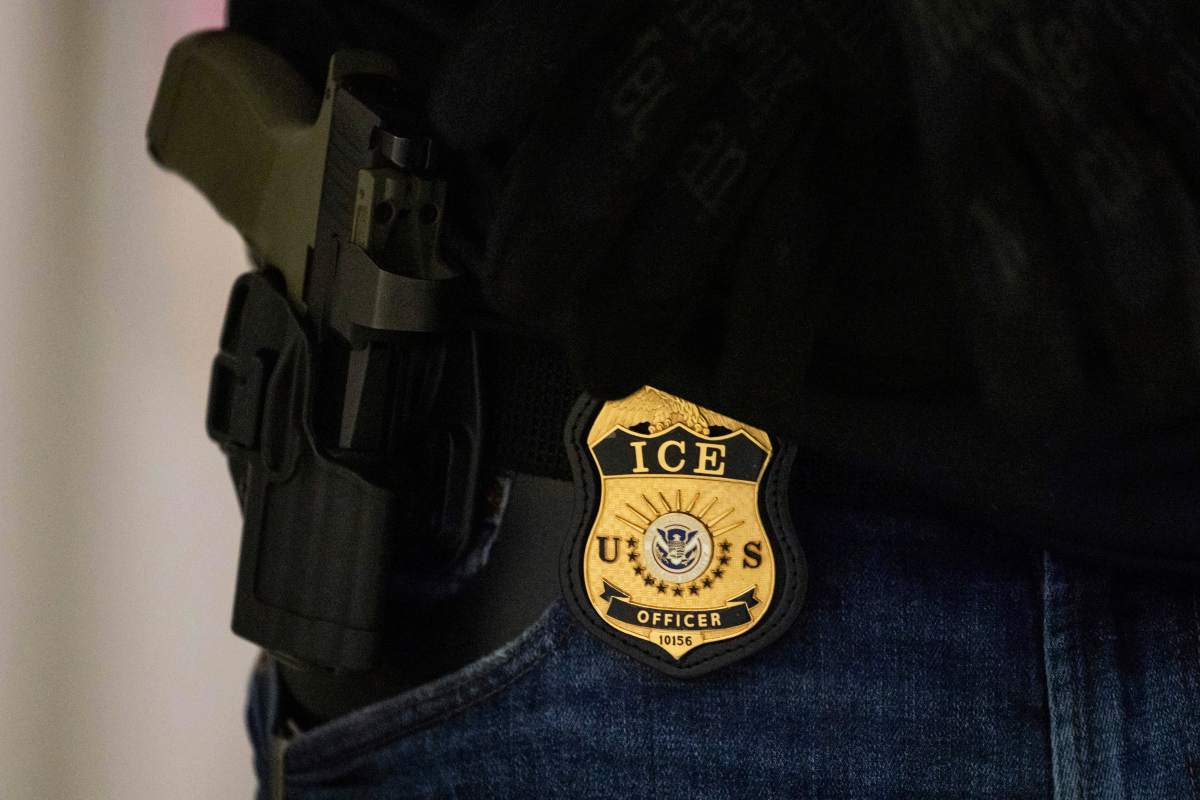 ICE acusa a un inmigrante y a su hijo de operar esquema de tráfico de 75 armas de fuego