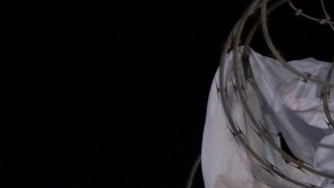 Un manifestante grita consignas a agentes federales dentro del Centro de Detención Delaney Hall durante las protestas por las redadas de inmigración federal el jueves 12 de junio de 2025 en Newark, Nueva Jersey.