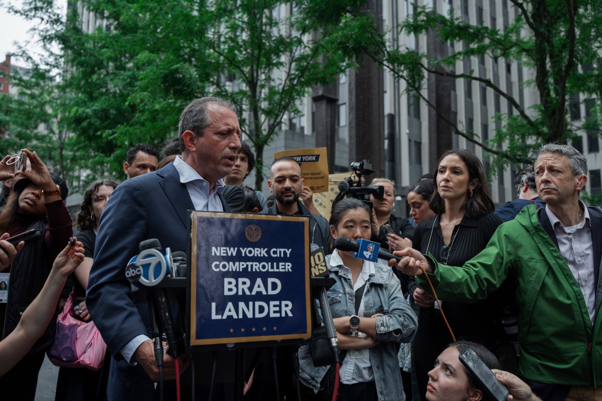 Contralor Brad Lander, detenido por ICE, se lanza al Congreso por Nueva York