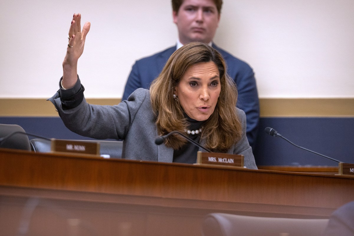 Salazar rechaza como “antiestadounidense” los nuevos vetos migratorios de Trump