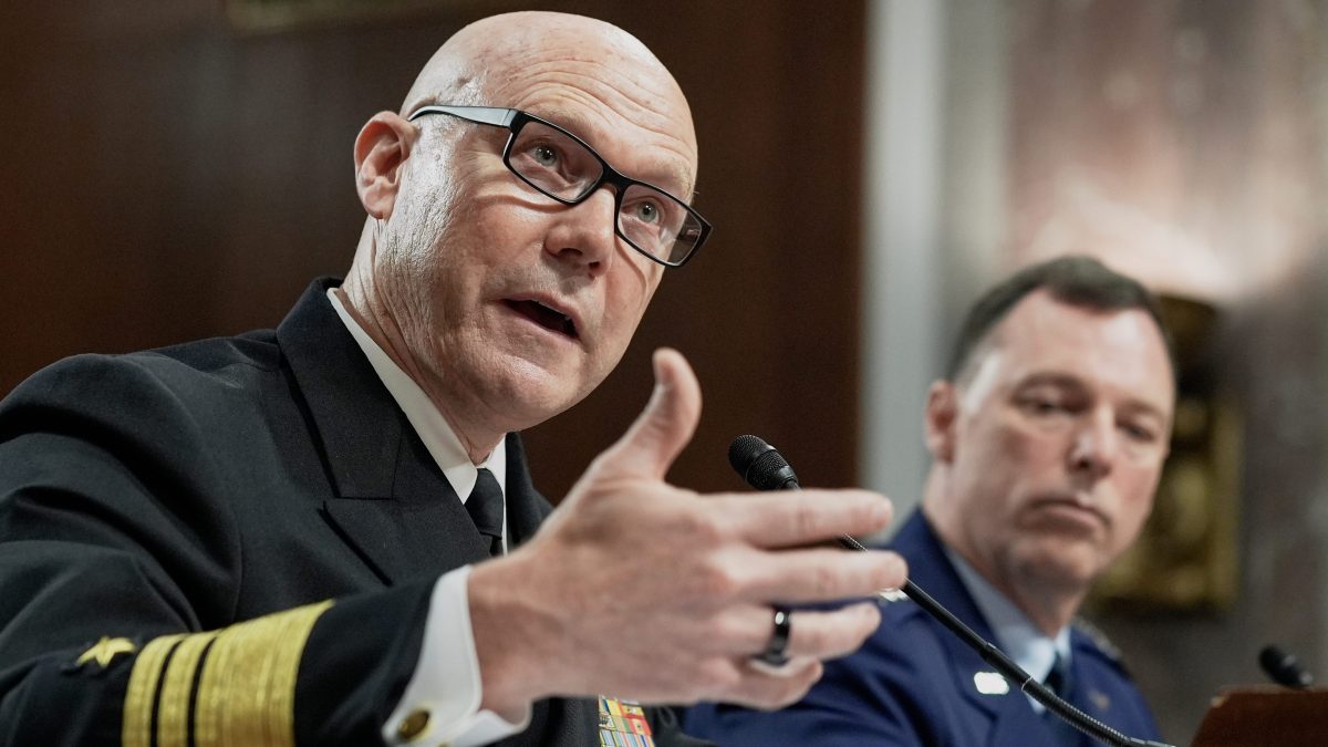 Almirante Bradley consideró a presuntos sobrevivientes de barco narcotraficante como objetivos legítimos, afirma funcionario