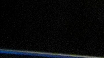 Una persona revisa su celular mientras espera para hablar con representantes durante una feria de empleo del Servicio de Inmigración y Control de Aduanas (ICE) el martes 26 de agosto de 2025 en Arlington, Texas.