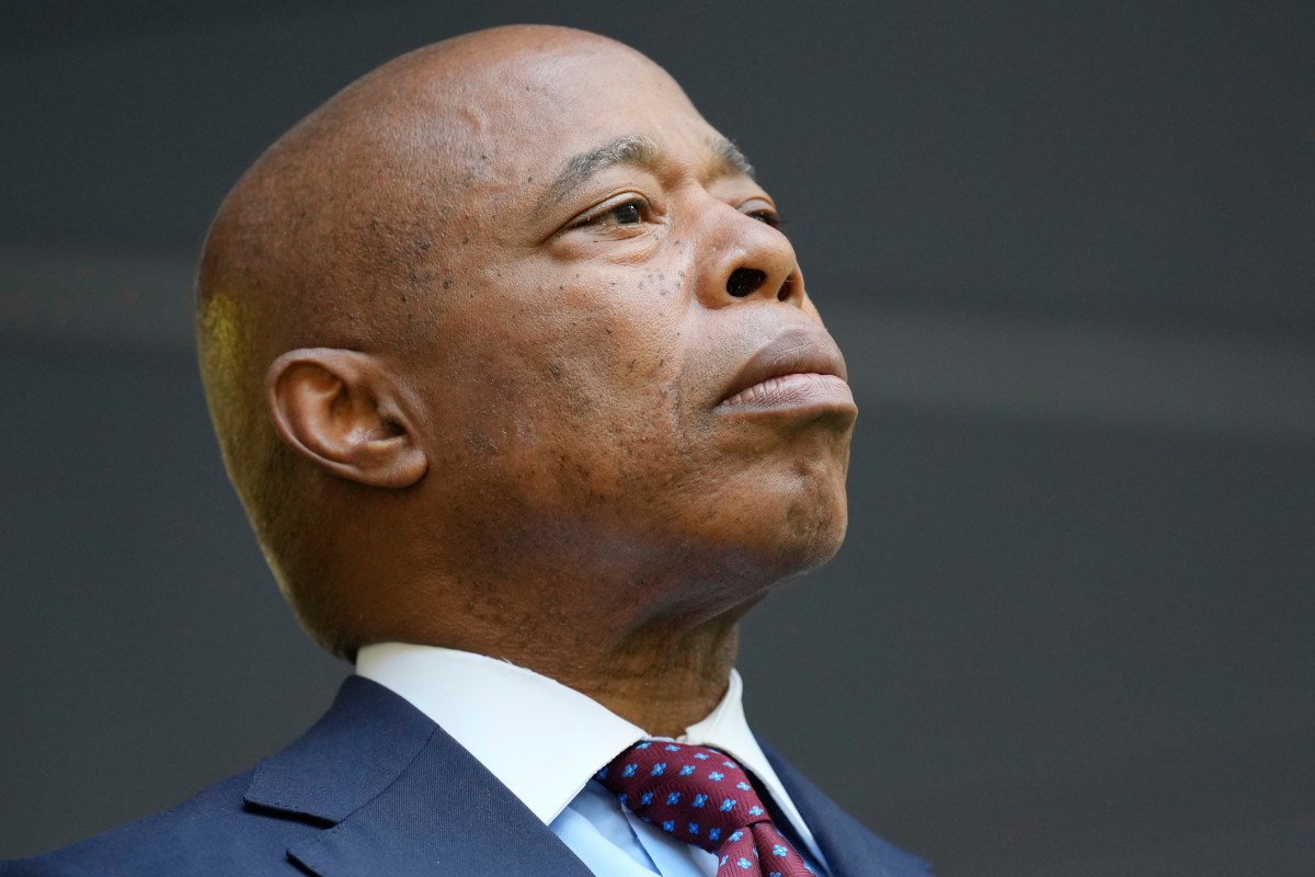 Adams prohíbe inversiones que discriminen a Israel, dejando en aprietos a su sucesor Mamdani