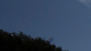 Un activista del grupo de protesta Everyone Hates Elon colocó un cartel del presidente Donald Trump y Jeffrey Epstein, antes de la visita de Estado del presidente estadounidense Donald Trump, en Windsor, Inglaterra, el lunes 15 de septiembre de 2025.