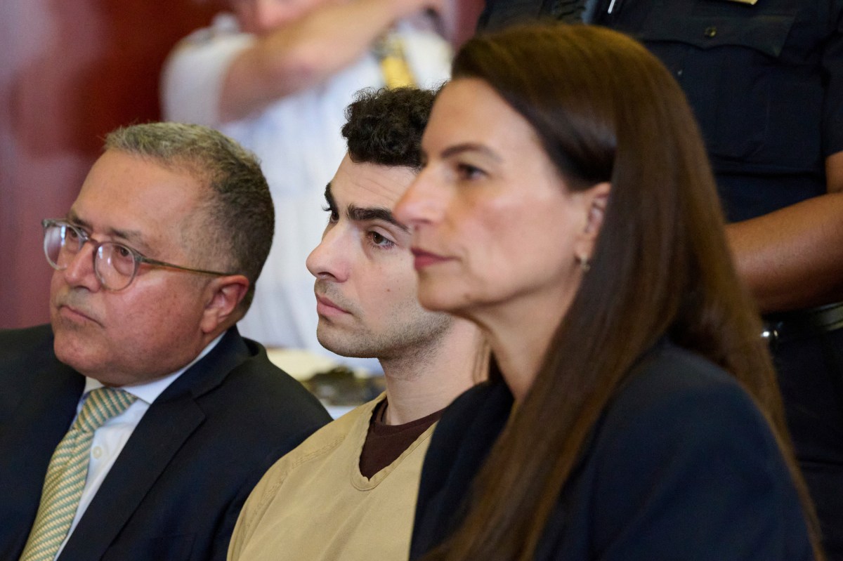 Luigi Mangione se presenta ante la corte mientras juez evalúa evidencias antes de su juicio