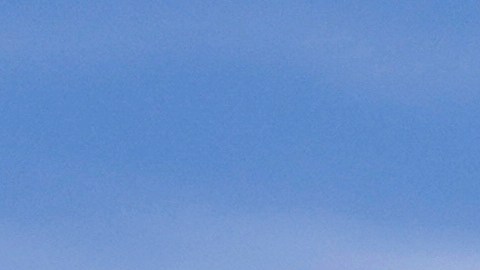 El Departamento de Seguridad Nacional y las banderas estadounidenses ondean afuera de la oficina regional del Servicio de Inmigración y Control de Aduanas de Estados Unidos (ICE).