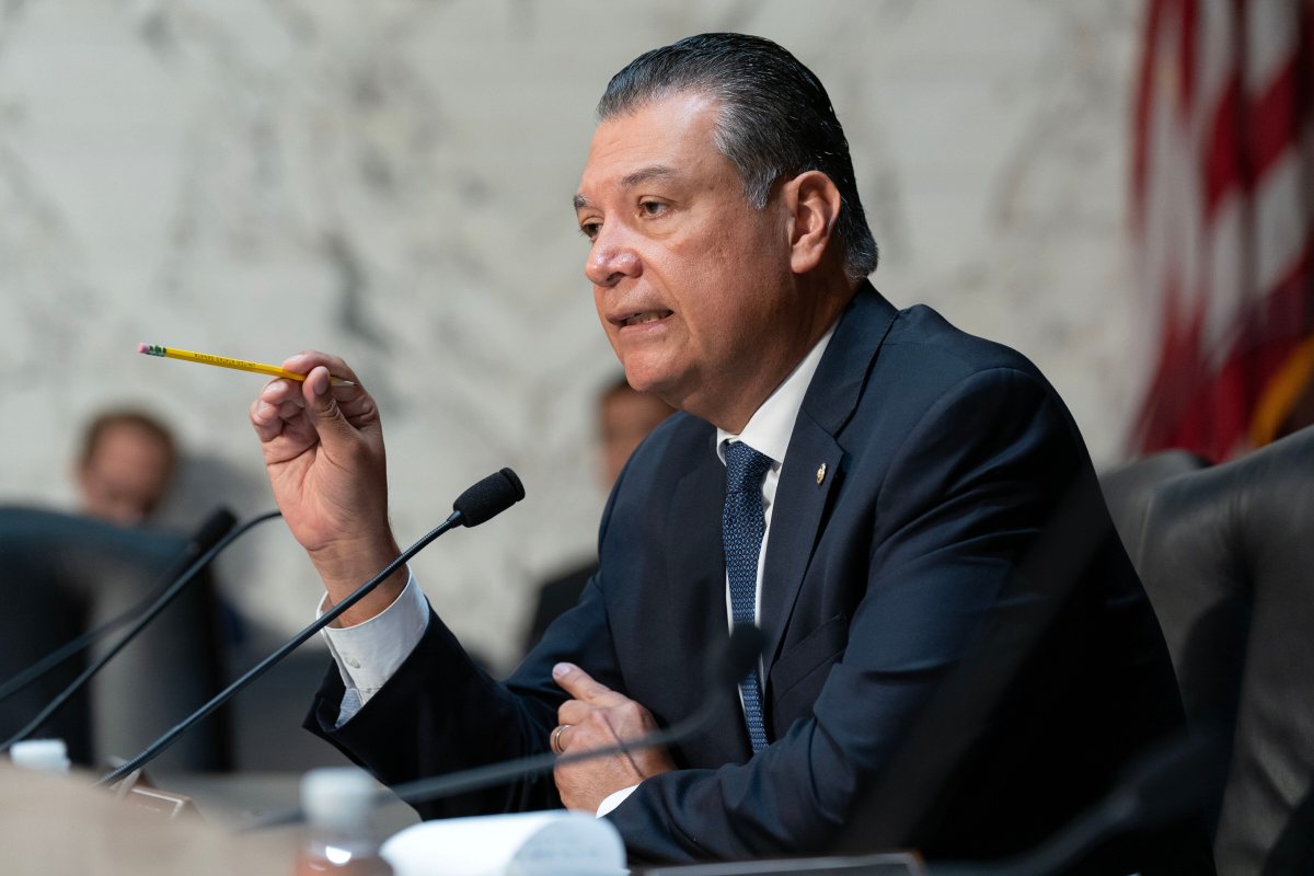 USCIS: senadores demócratas buscan revertir fin de extensión de permisos de empleo para migrantes