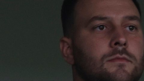 Claudio Tapia, presidente de la Asociación de Fútbol de Argentina, a la izquierda, y el presidente de la Conmebol, Alejandro Domínguez, asisten a la final de la Copa Libertadores femenina entre el Corinthians de Brasil y el Deportivo Cali de Colombia en Buenos Aires, Argentina, el sábado 18 de octubre de 2025.