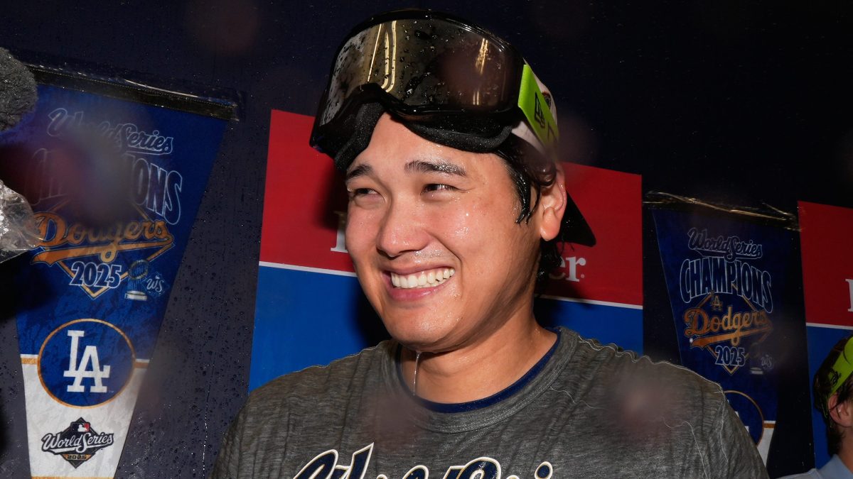 Subastan tarjeta autografiada de MVP de Shohei Ohtani por una cifra récord de $3 millones de dólares