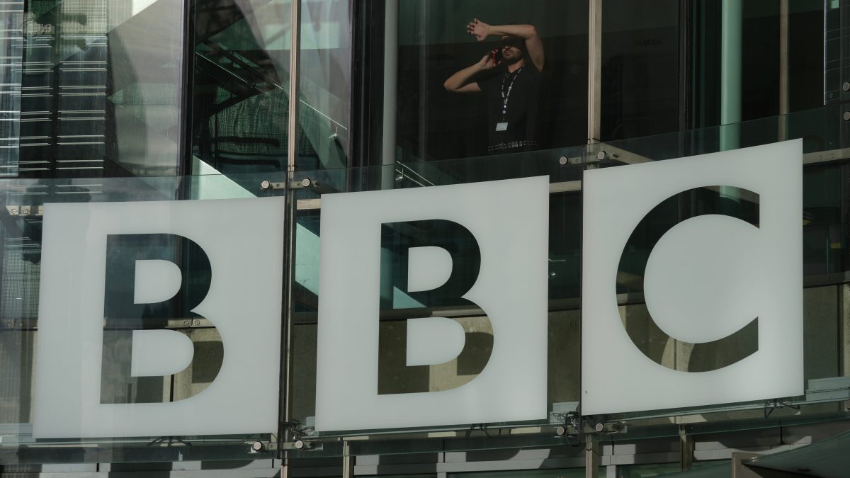 BBC reitera que se defenderá ante la demanda por difamación presentada por Trump