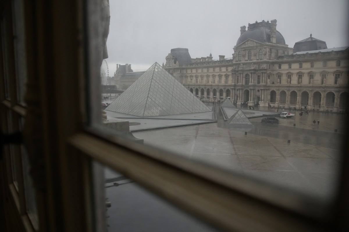 Entre 300 y 400 obras dañadas tras inundación en el Louvre